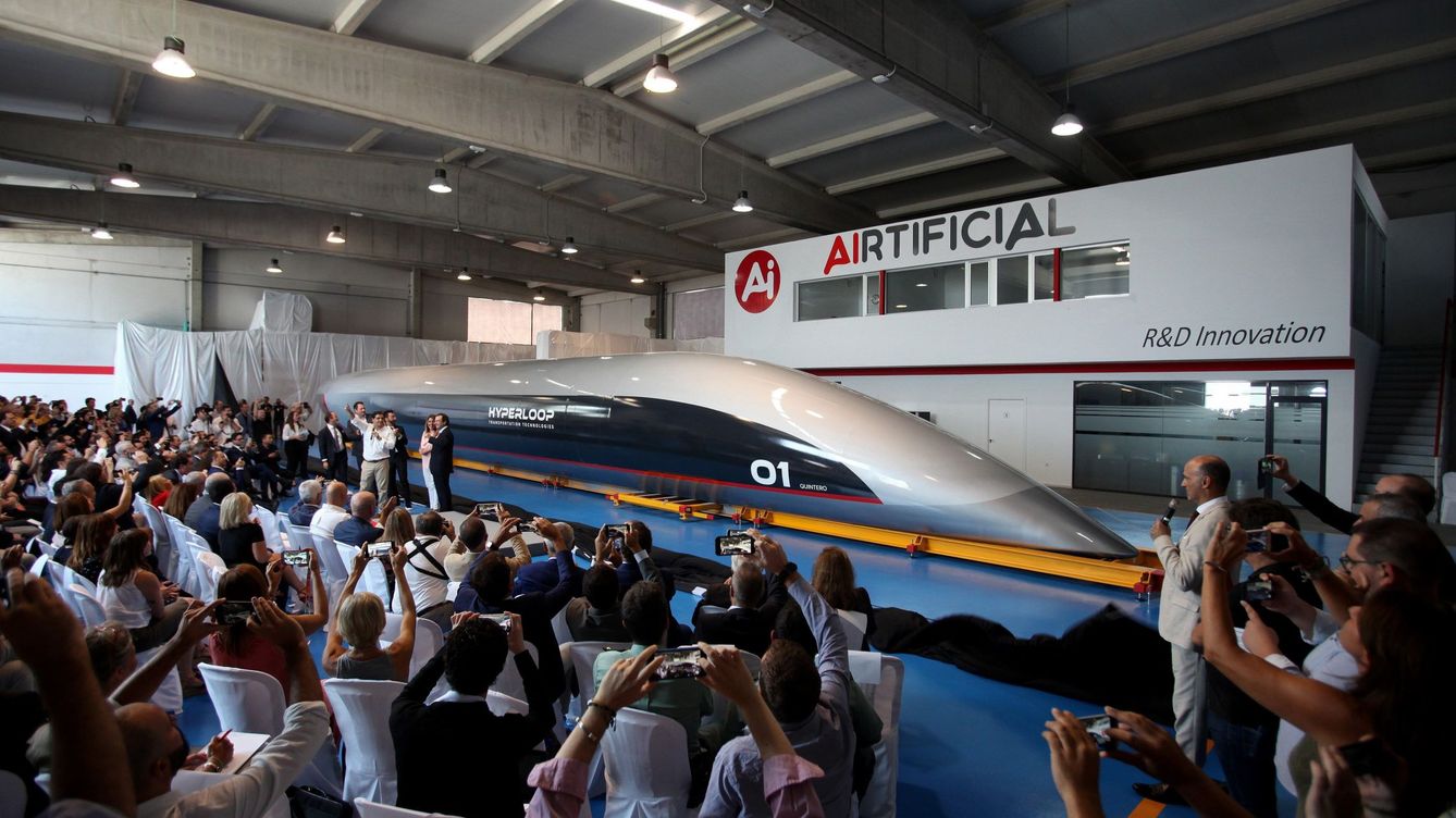 Foto: Cápsula del tren ultraveloz Hyperloop, fabricada en Cádiz. (EFE)