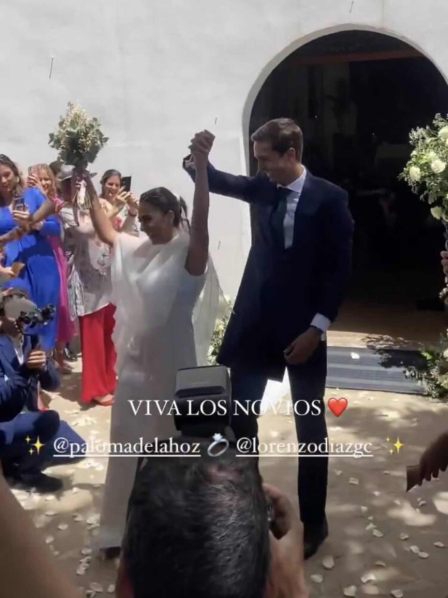 Lorenzo Díaz y Paloma de la Hoz, tras la celebración de su boda. (Vía stories @palomareguillo)