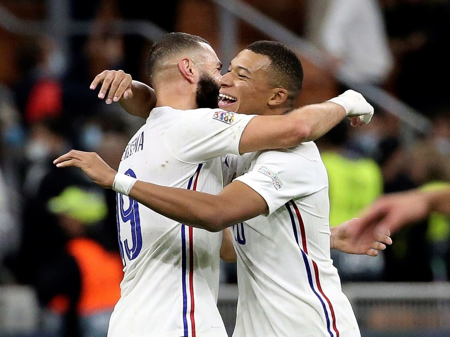Benzema y Mbappé se abrazan tras ganar la final a España de la Liga de Naciones. (Efe)