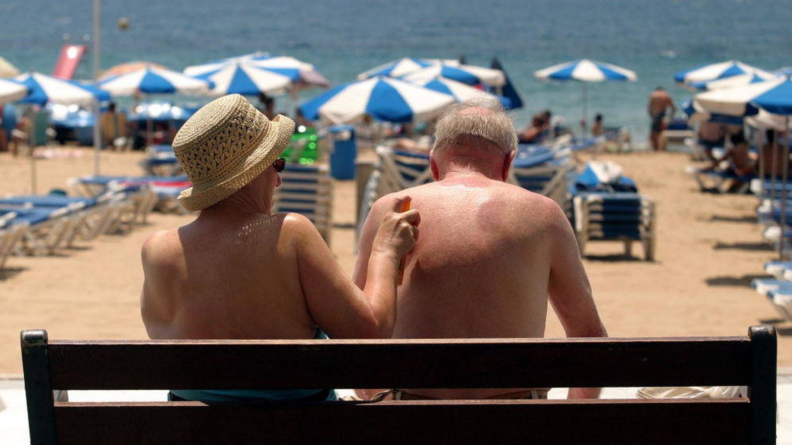 Foto: Una pareja de turistas se echa crema en Benidorm. (EFE)