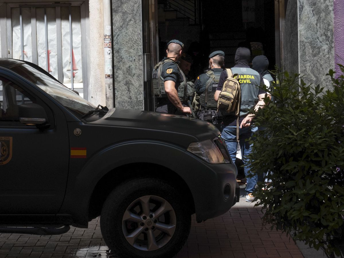 Foto: Agentes de la Guardia Civil en una detención en imagen de archivo. (EFE/Fernando Díaz)