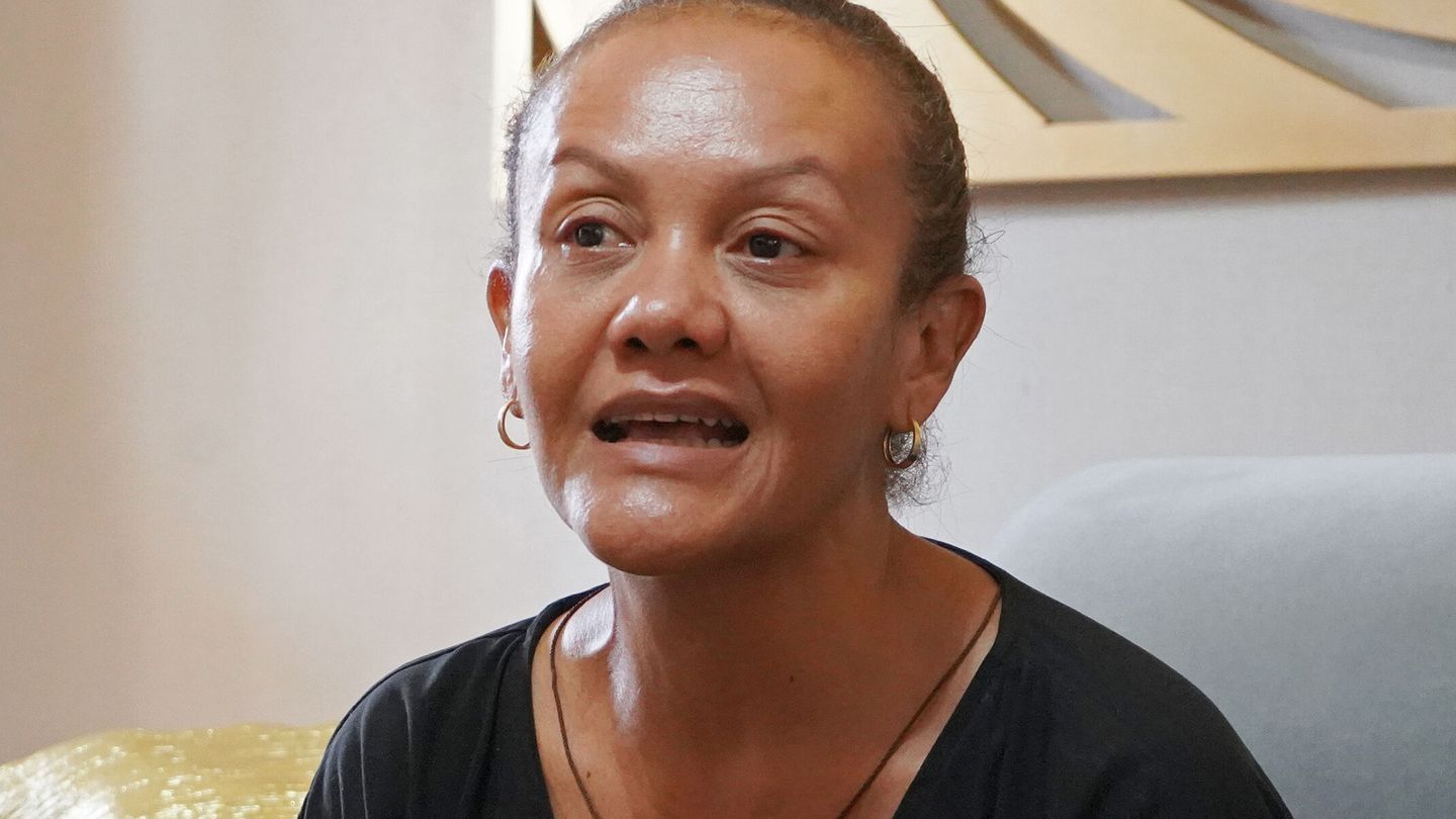 Darlin Arrieta, hermana del cirujano plástico colombiano Edwin Arrieta, asesinado en Tailandia, habla durante una entrevista. (EFE/Sandra Márquez)