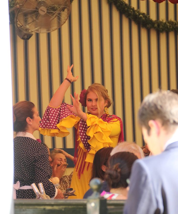 Foto: Amalia de Holanda bailando sevillanas en la Feria de Abril. (Lagencia Grosby)