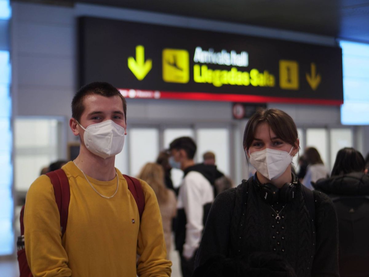 Foto: Lyudmila y Bohdan, en el Aeropuerto Adolfo Suárez a su llegada de Kiev. (Á.F.C.)