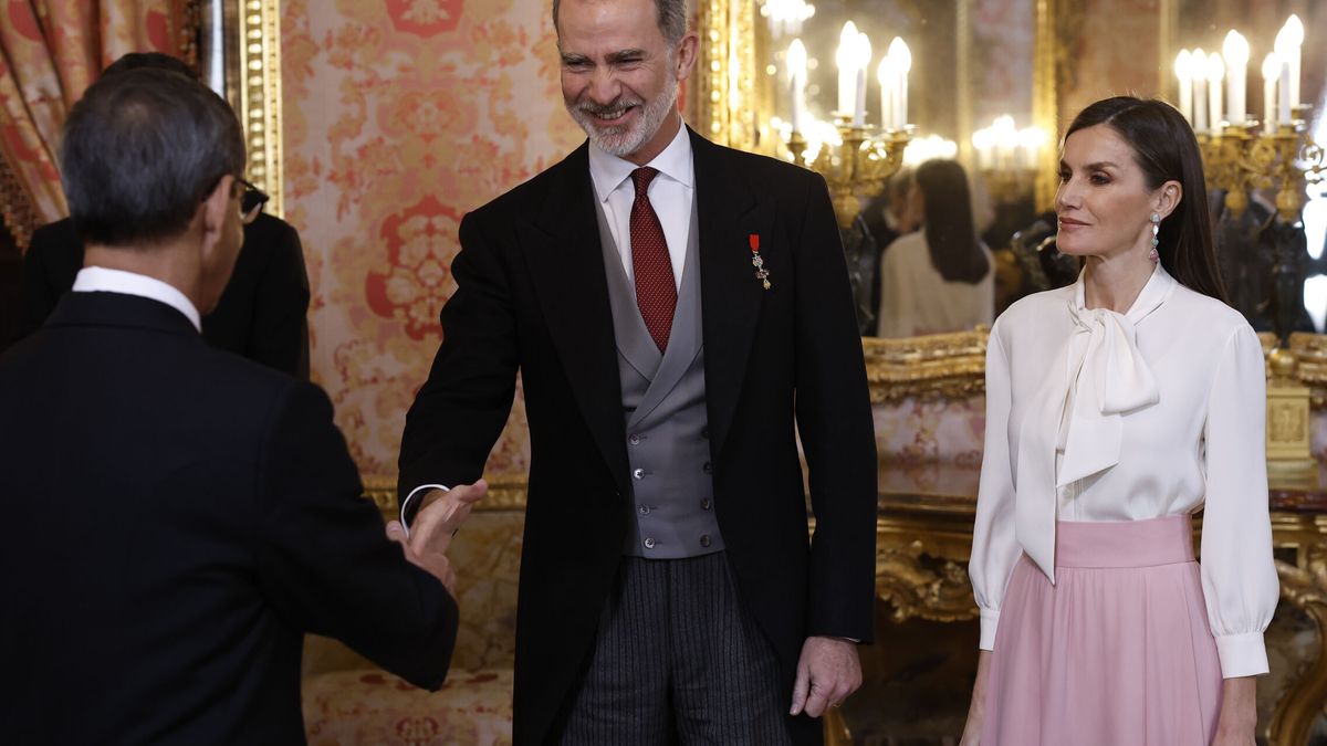 El embajador de Irán evita dar la mano a la reina Letizia y la saluda con una ligera inclinación