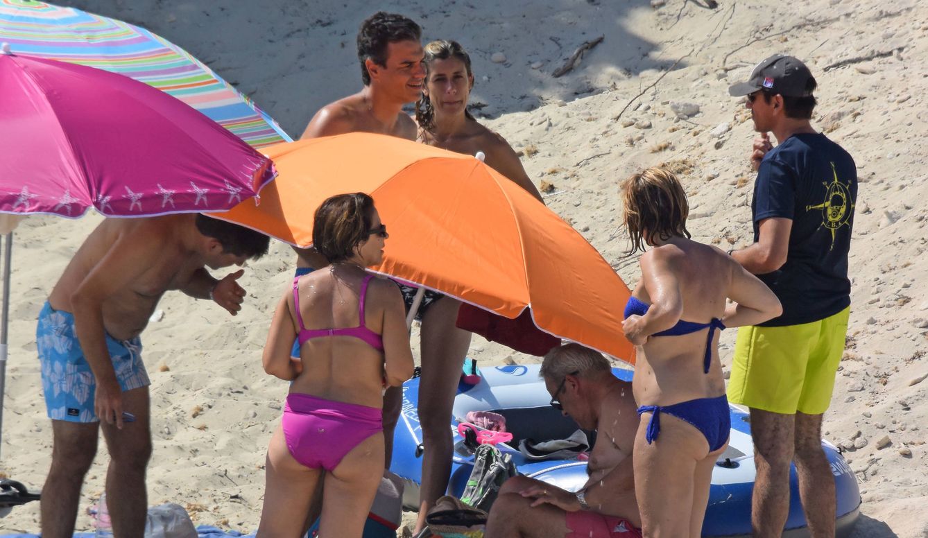 El líder sopcialista y su mujer, con un grupo de amigos en una playa de Ibiza. (Gtres)