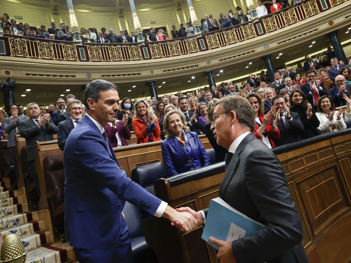 Foto: El líder del PP, Alberto Núñez Feijóo, felicita a Pedro Sánchez después de que lograse sacar adelante su investidura. (EFE/Javier Lizón)