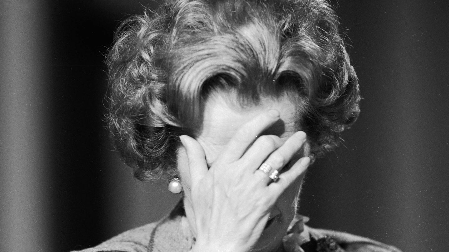 Margaret Thatcher, cubriéndose el rostro con las manos. (Getty)