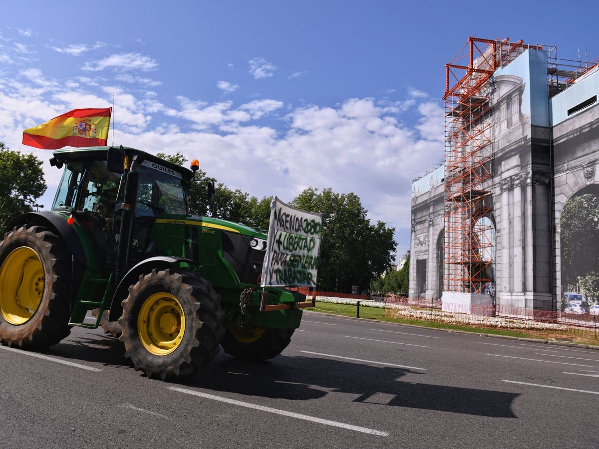 Foto: Un tractor participa en una manifestación en Madrid. (Europa Press/Fernando Sánchez)