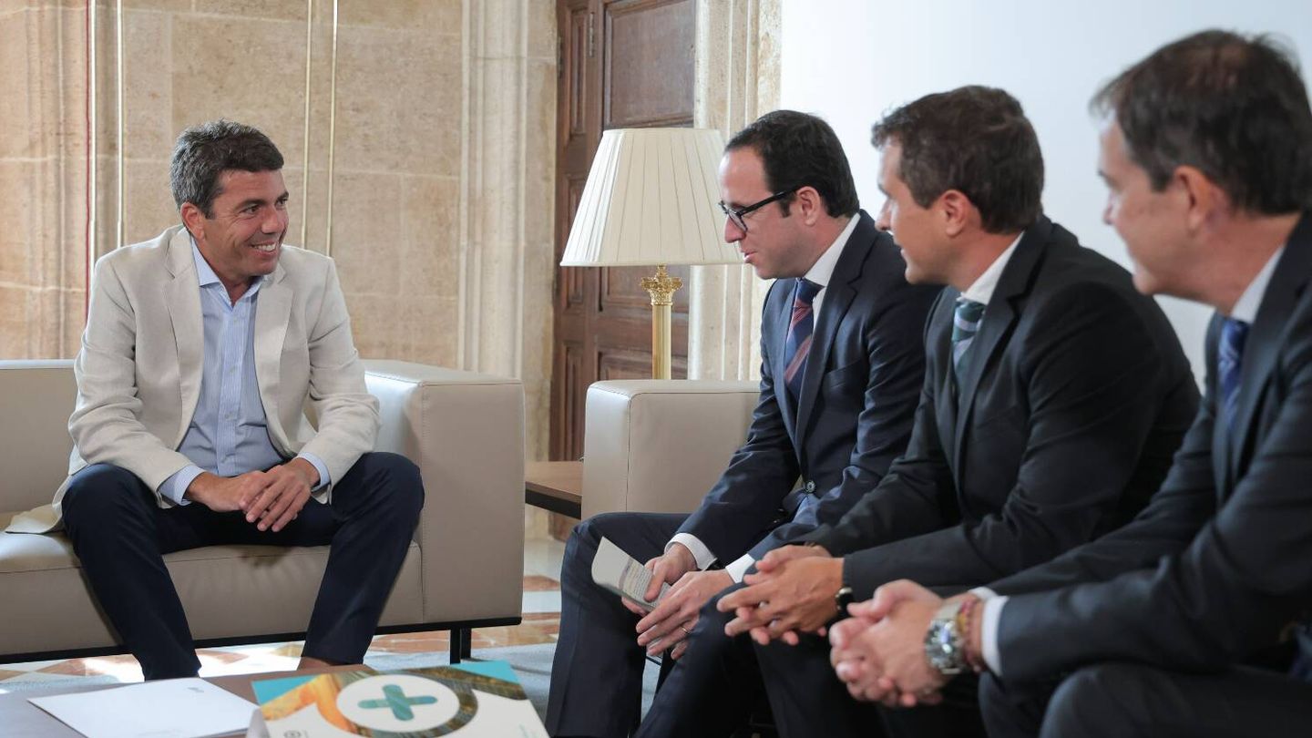 Carlos Mazón, con los directivos de X-Elio, este miércoles en el Palau de la Generalitat. (GVA)