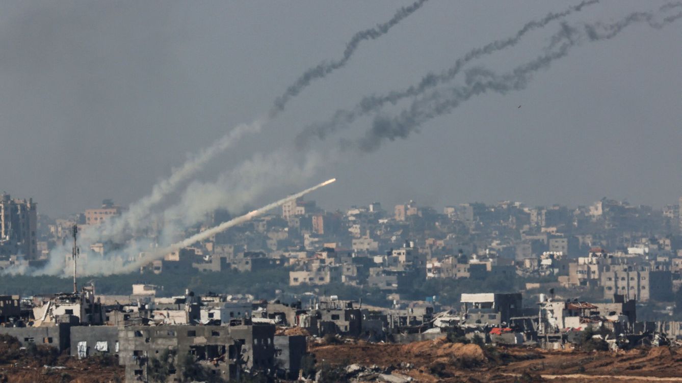 Foto: Misiles lanzados desde la Franja de Gaza después del fin de la tregua entre Hamás e Israel. (Reuters/Amir Cohen)