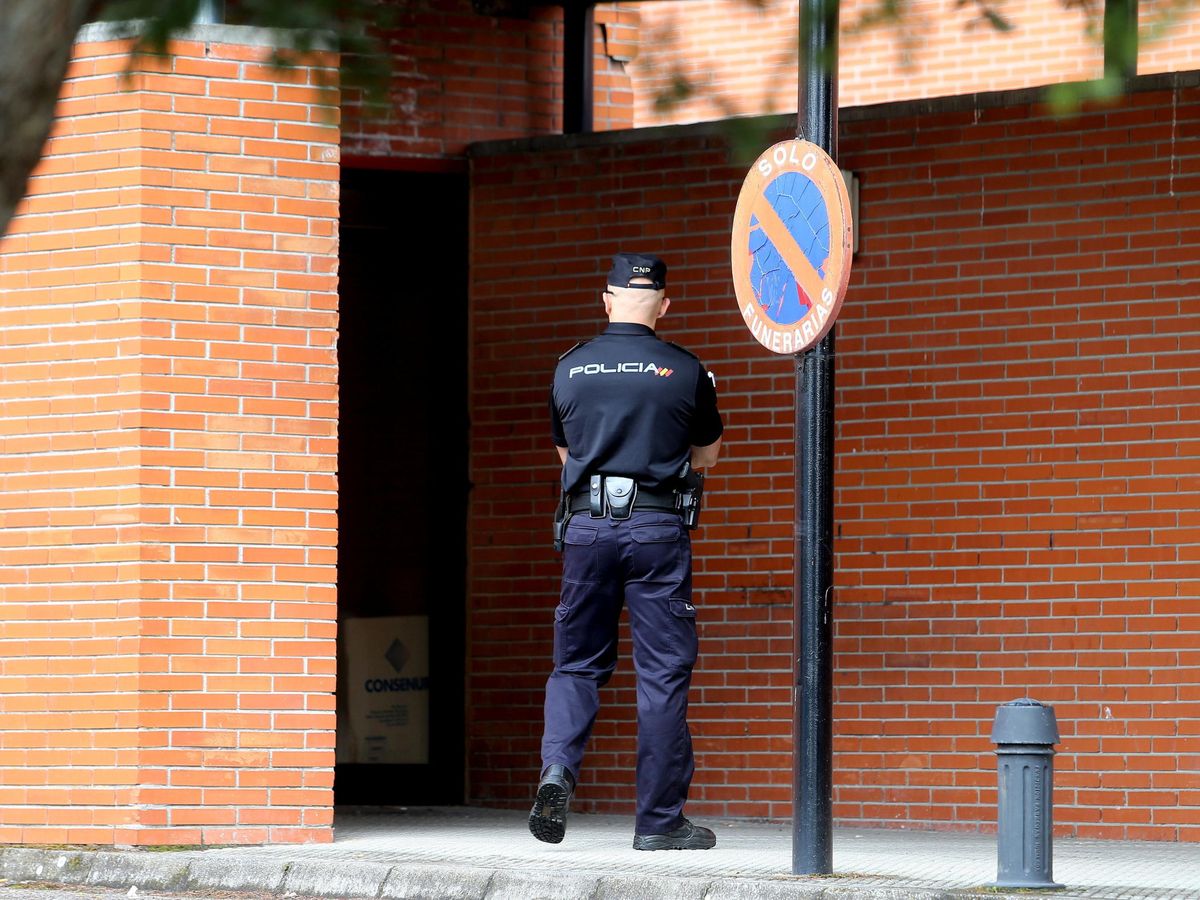 Foto: La policia Nacional custodia la entrada del anatómico forense en el hospital del Bierzo, en Ponferrada. (EFE/Ana F. Barredo)