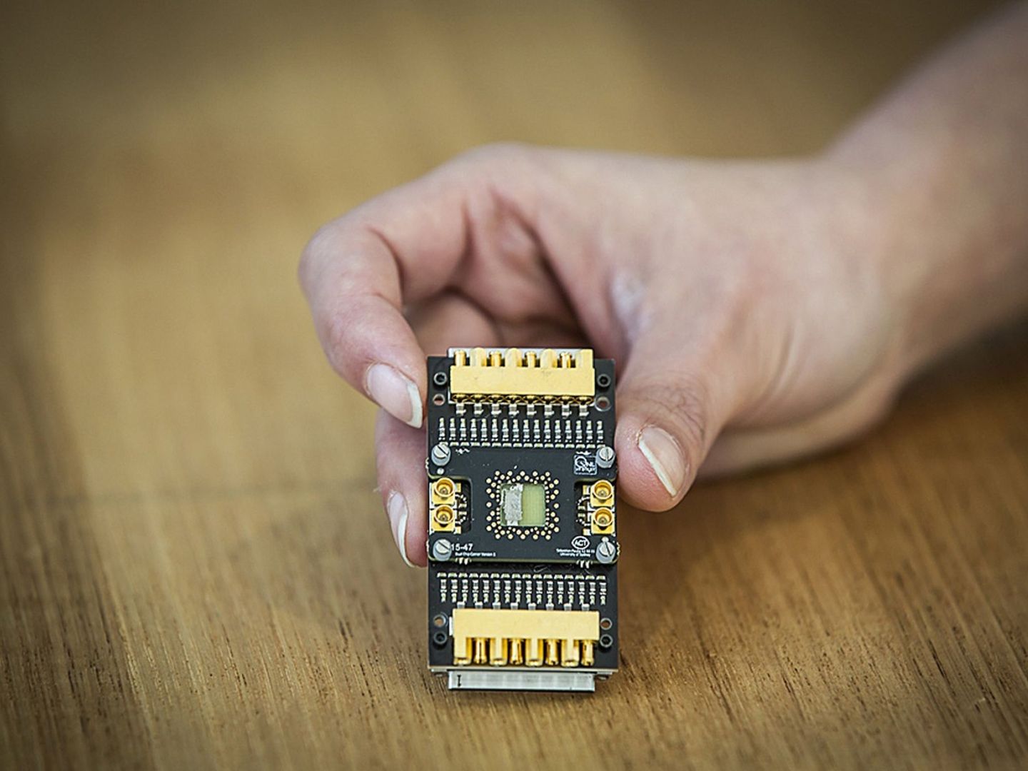 Un semiconductor qubit montado en una placa de circuito impreso criogénica personalizada. (EFE)