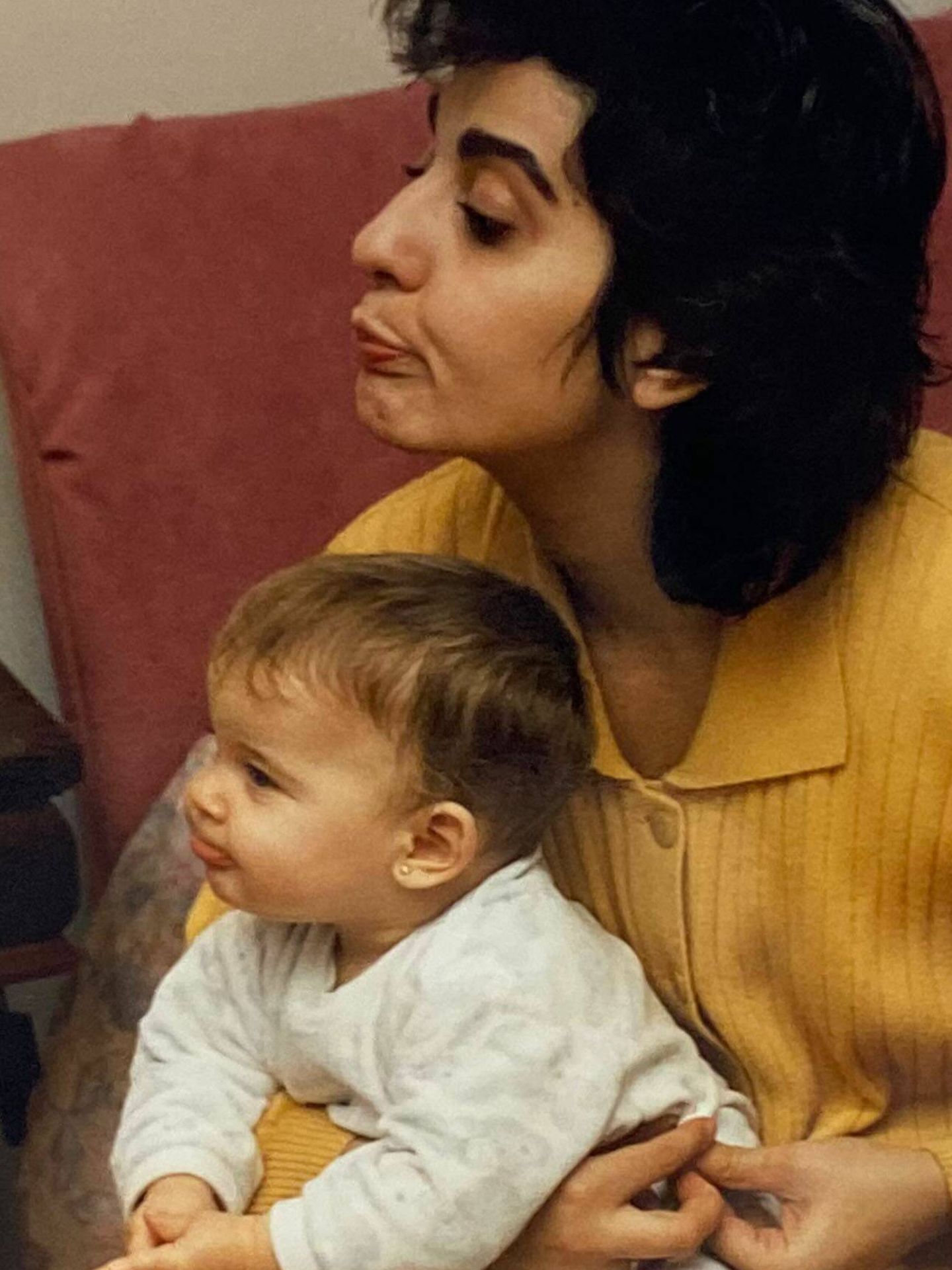 Laura Escanes y su madre cuando era pequeña. (Instagram/@lauraescanes)