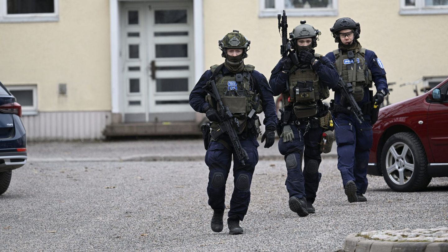 La policía frente al colegio del tiroteo. (Europa Press/Markku Ulander)
