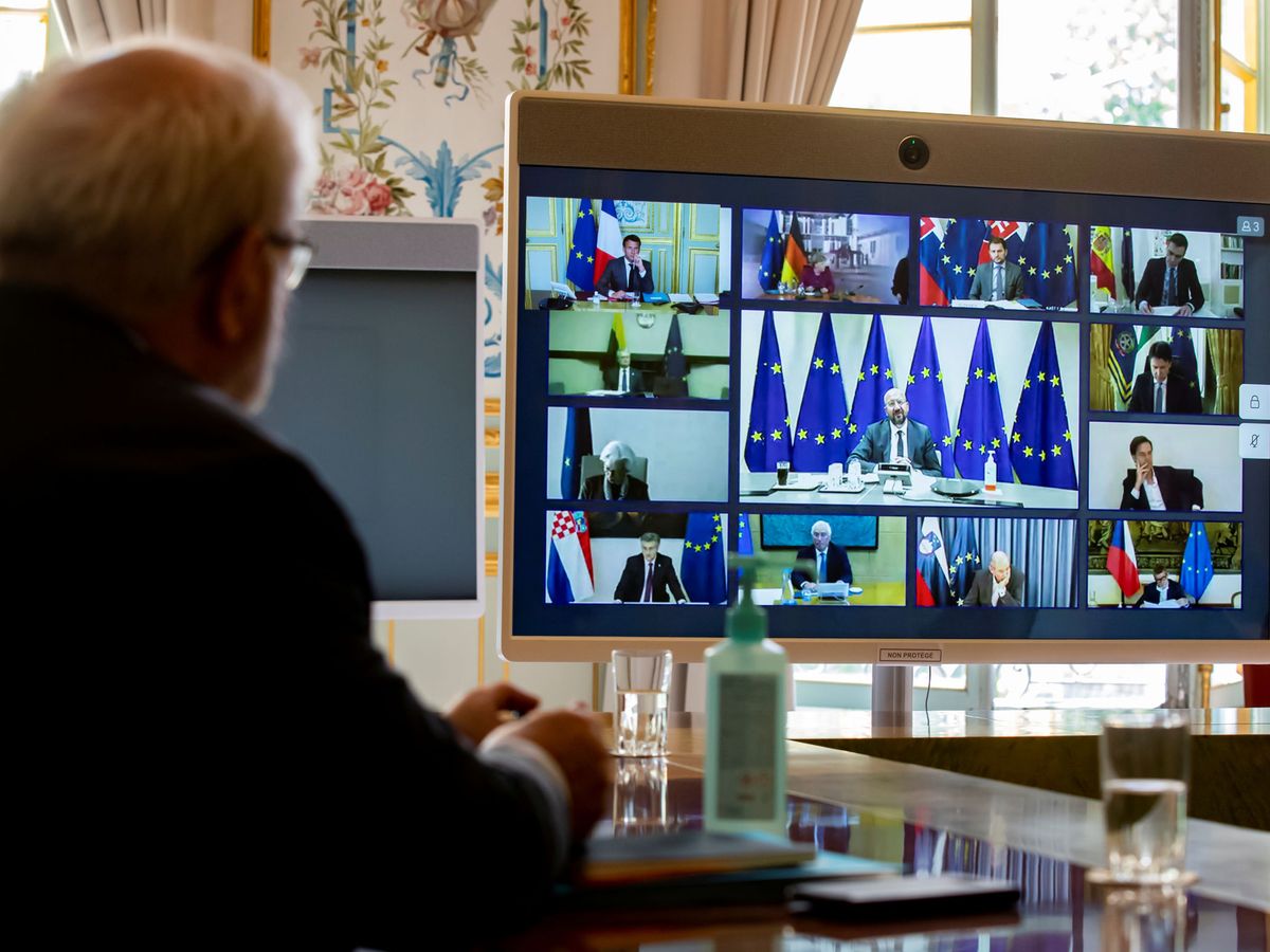 Foto: Asesores acompañan al presidente francés en una de las últimas videoconferencias de líderes europeos. (Reuters)