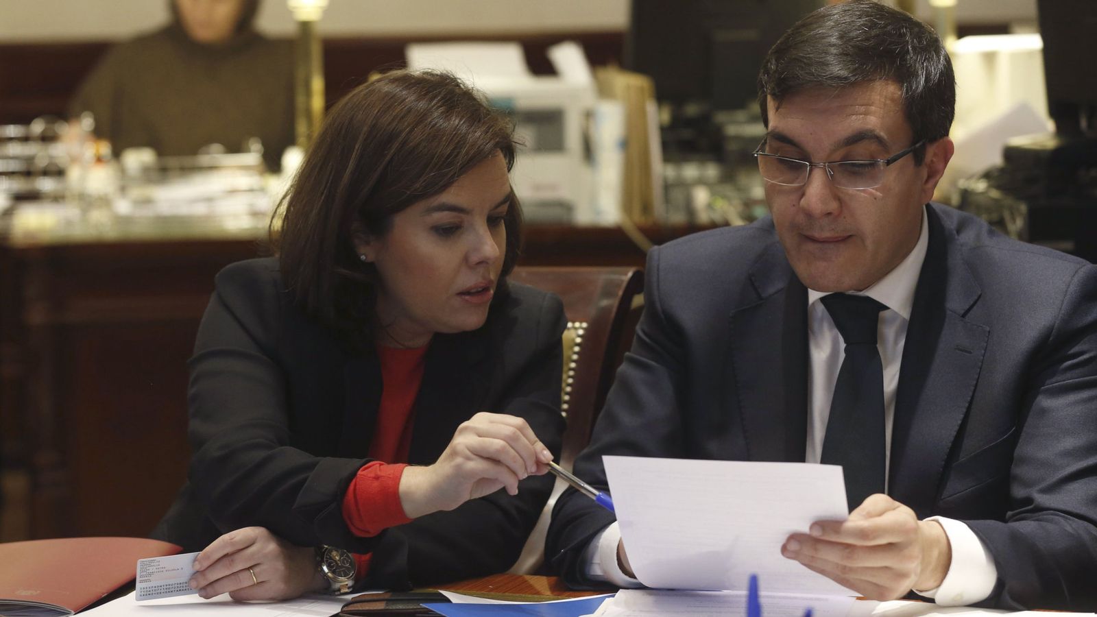 Foto: La vicepresidenta del Gobierno, Soraya Sáenz de Santamaría (i) junto a José Luis Ayllón. (EFE)