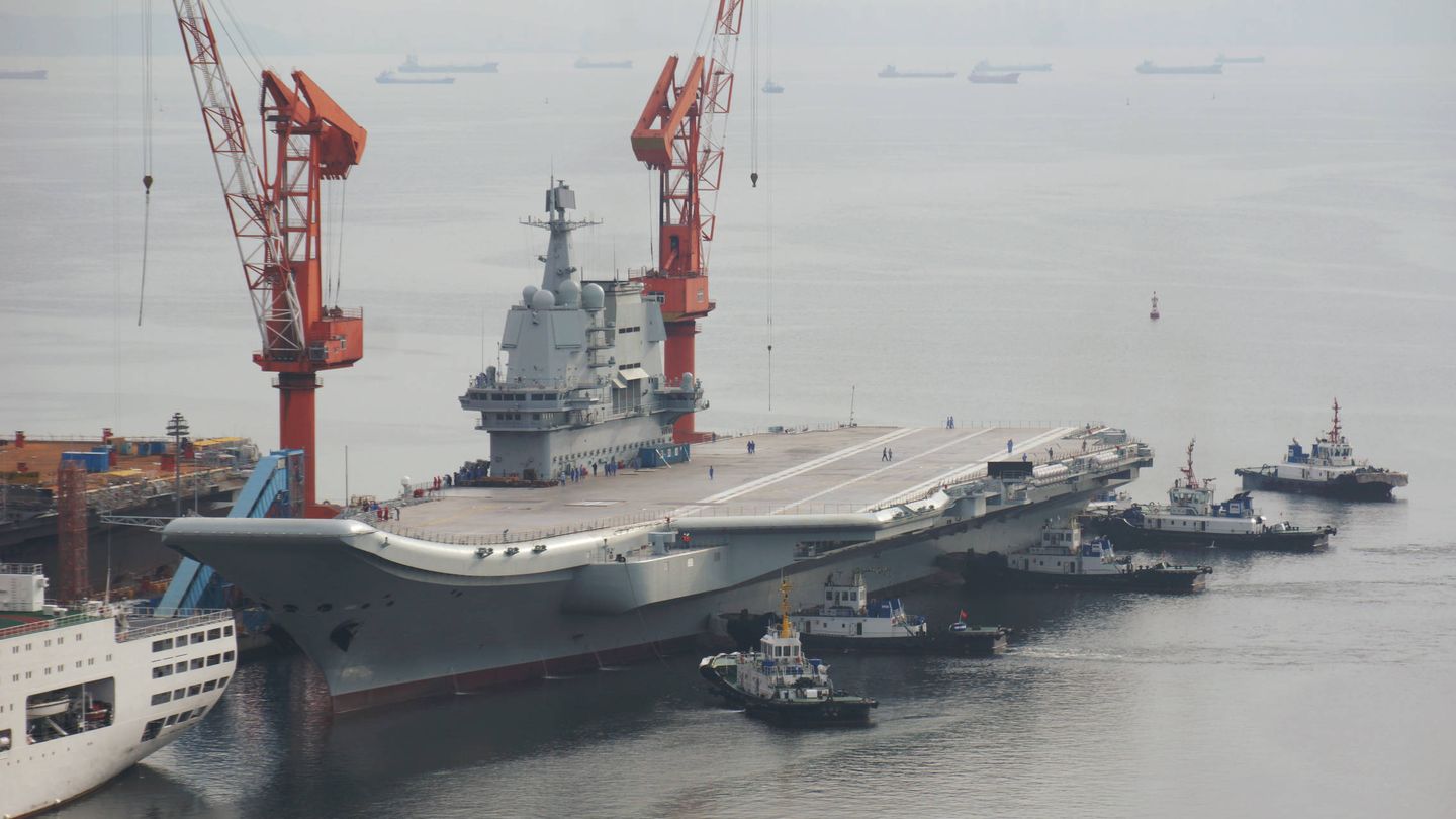 El portaaviones Shandong, llamado a sustituir al Liaoning, será el primero construido íntegramente en China. (Reuters)