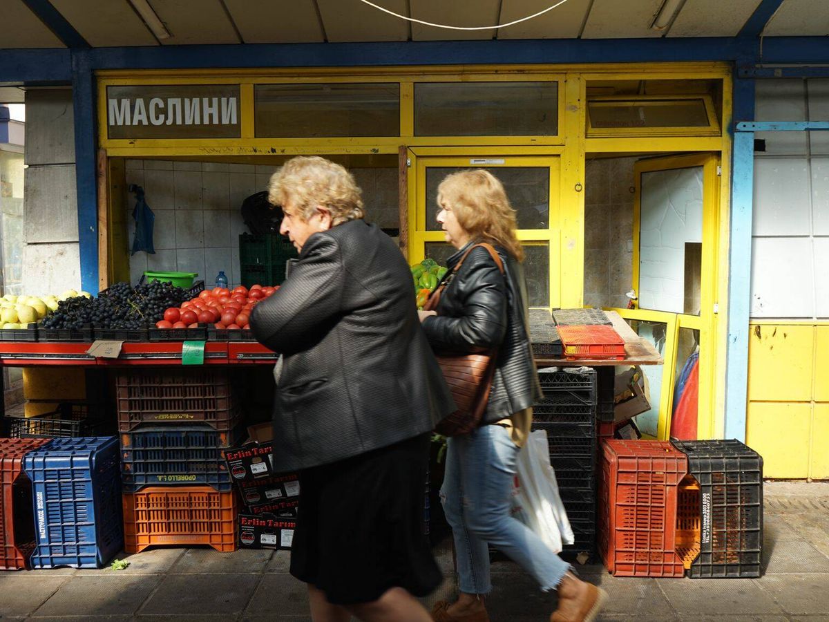 Foto: Dos mujeres, en un mercado del centro de Sofía, Bulgaria. (Mónica Redondo)
