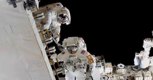 Foto: Anne McClain y su compañero Nick Hague, durante un paseo espacial (Foto: NASA)