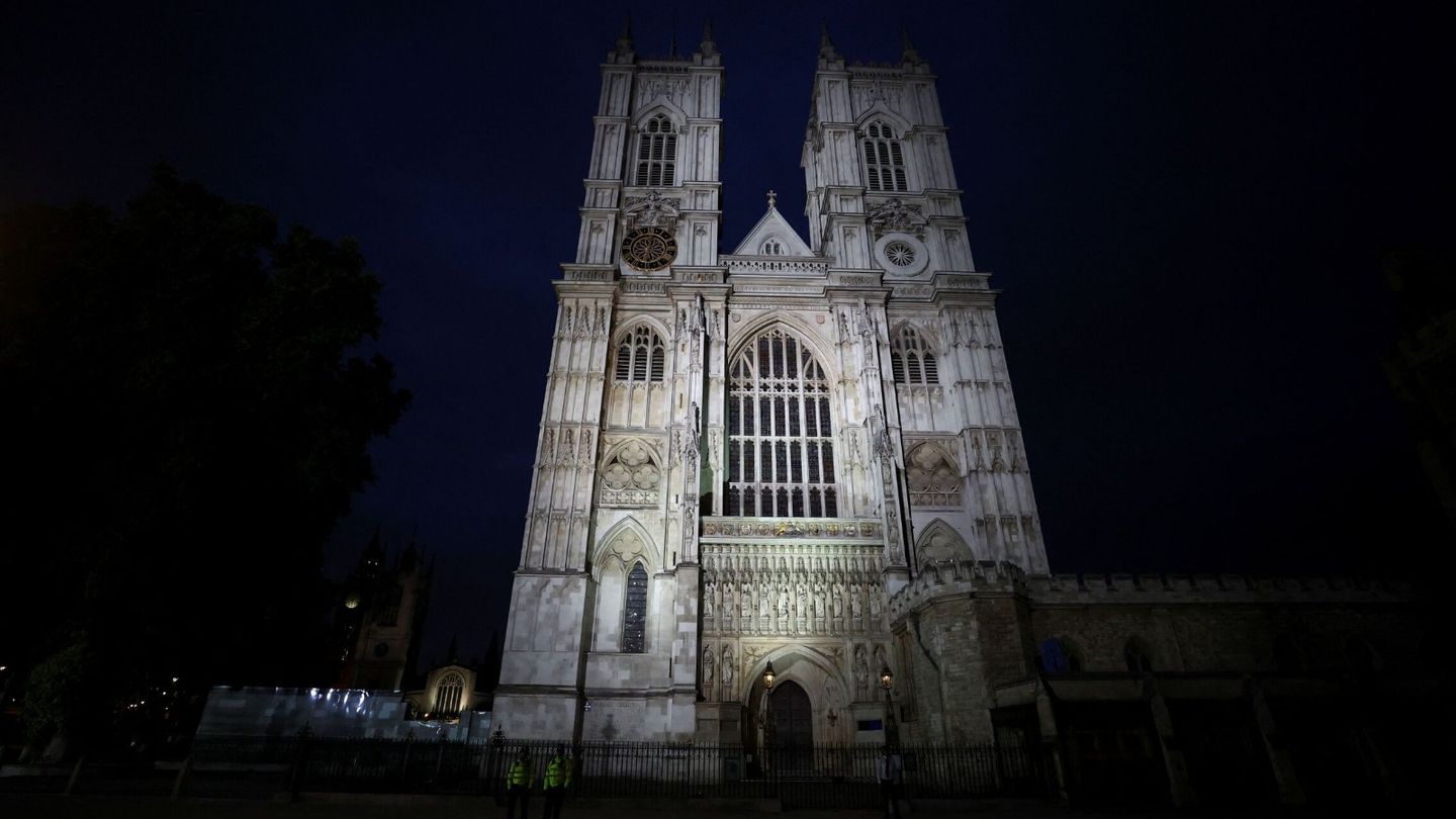 La Abadía de Westminster esta noche, el edificio que acogerá el servicio religioso que se celebra hoy a las 12 del mediodía (hora peninsular). (EFE)