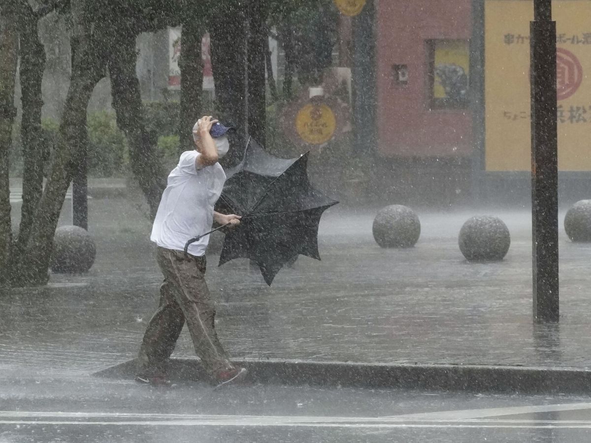 Foto: Un hombre camina por las calles de Hamamatsu (Japón) durante el paso del tifón 'Meari'. (Reuters)