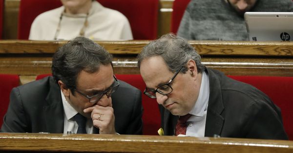 Foto: Los diputados de Junts per Catalunya Josep Rull (i) y Quim Torra (d), durante un pleno del Parlament. (EFE)