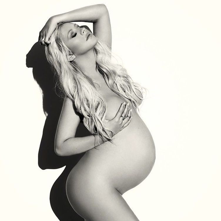 Christina Aguilera muestra su embarazo, libre de estrías, en Instagram