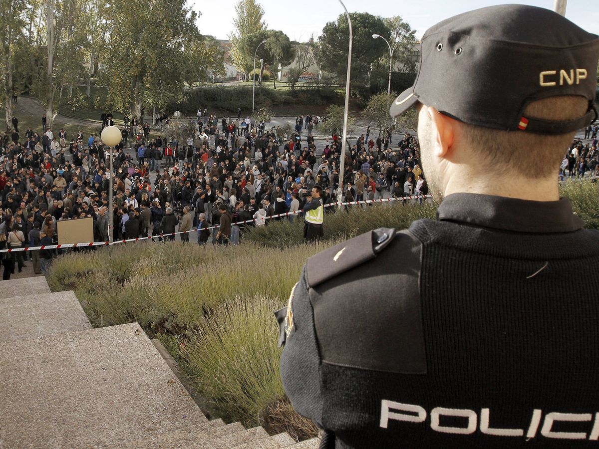 Foto: Multitud de jóvenes se someten a las pruebas de acceso a la Policía cada año. (EFE)
