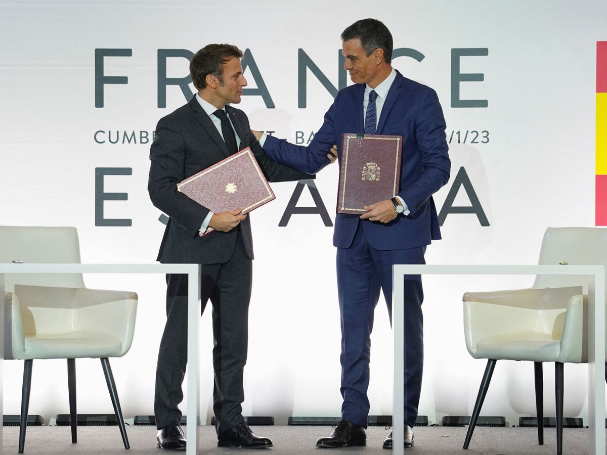 Foto: El presidente del Gobierno español, Pedro Sánchez, y el presidente francés, Emmanuel Macron. (Reuters/Bruna Casas)