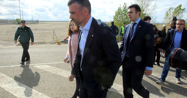 Foto: El 'exconseller 'de Empresa de la Generalitat Santi Vila abandonando la cárcel tras pagar la fianza de 50.000 euros. (EFE) 