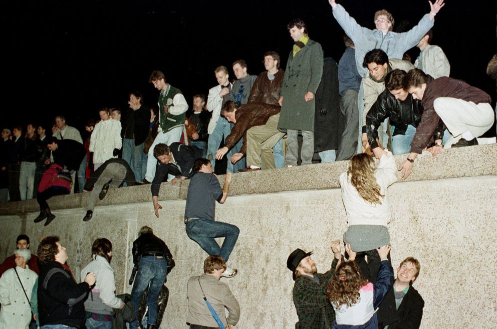 Alemanes del este escalan el muro de Berlín (Reuters)