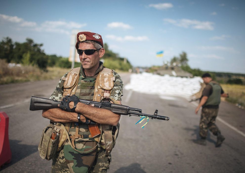 Foto: Un soldado ucraniano sostiene su rifle en un puesto de control de la ciudad de Debalcevo. (Reuters)