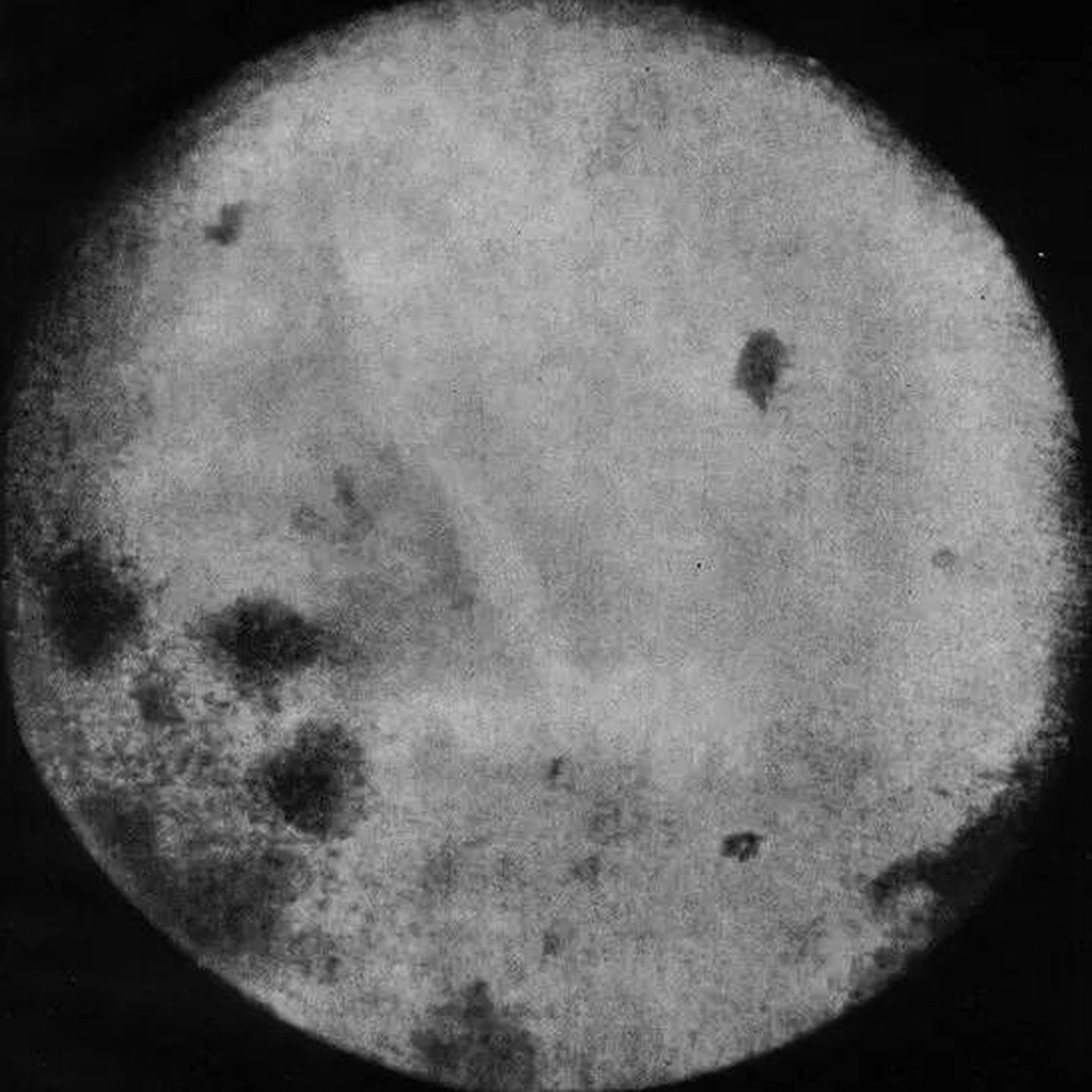 La primera foto del lado oscuro de la Luna.