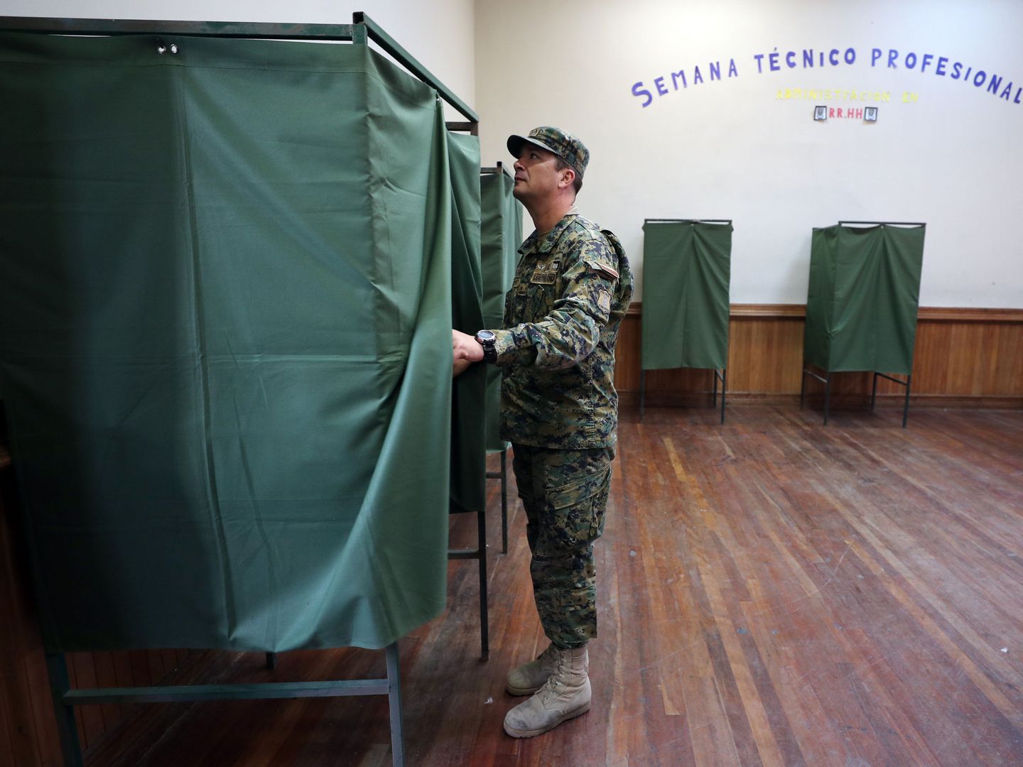 Un militar verifica los puestos de votación en la sede de un colegio electoral, el viernes 15 de diciembre de 2017, en Santiago. (EFE)