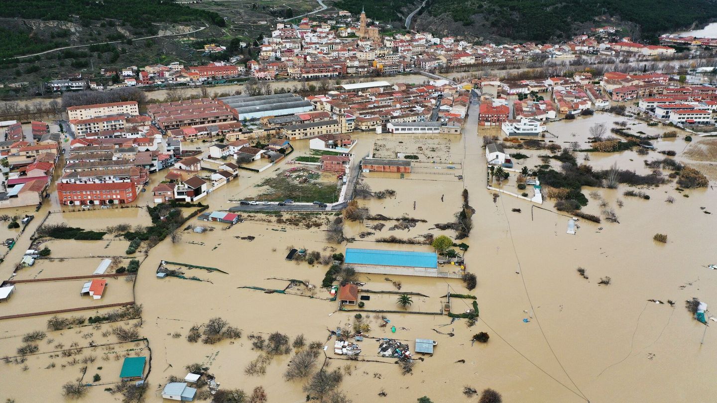 Inundaciones en la localidad navarra de Funes por el desbordamiento del río Arga  (EFE/ J. Diges) 