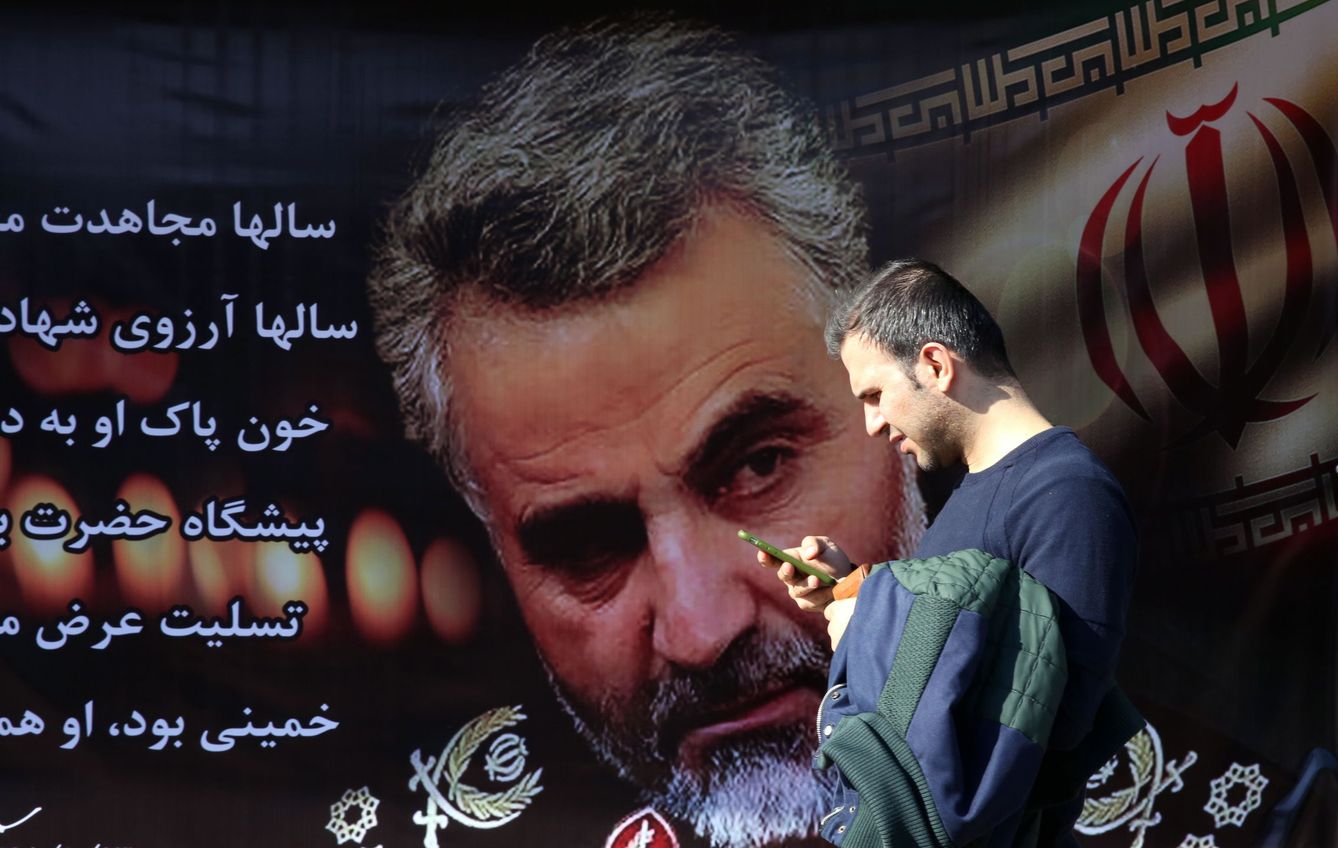 Un iraní pasea por las calles de Teherán junto a un cartel del general Qasem Soleimani. (EFE)
