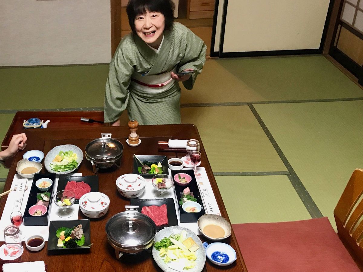 Foto: Una mujer sirve una cena en un Ryokan japonés. (Foto: Javier Brandoli)