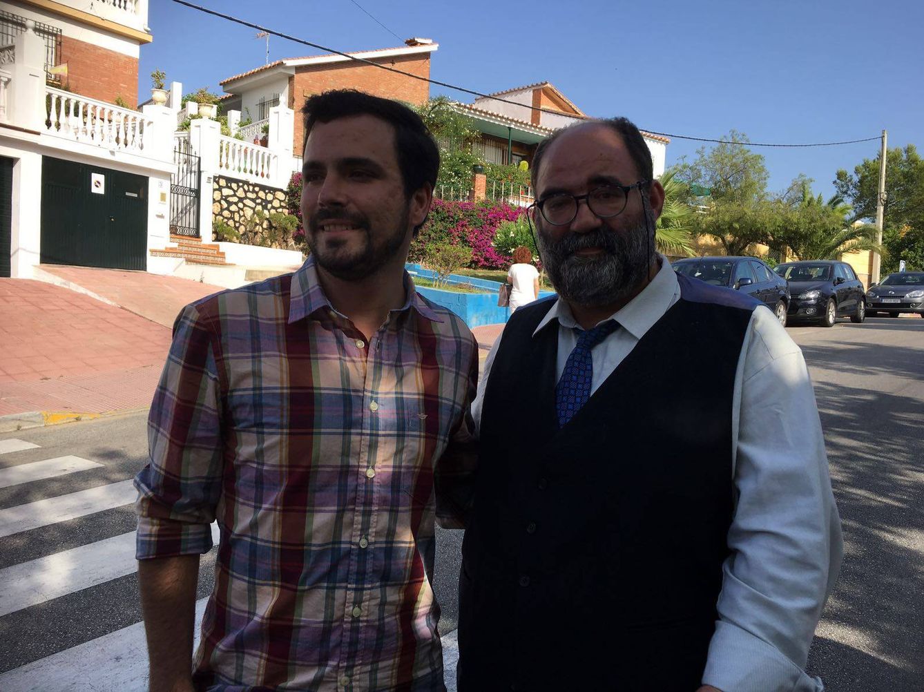 Alberto Garzón y Mocito Feliz en el Rincón de la Victoria (Málaga). (Agustín Rivera)