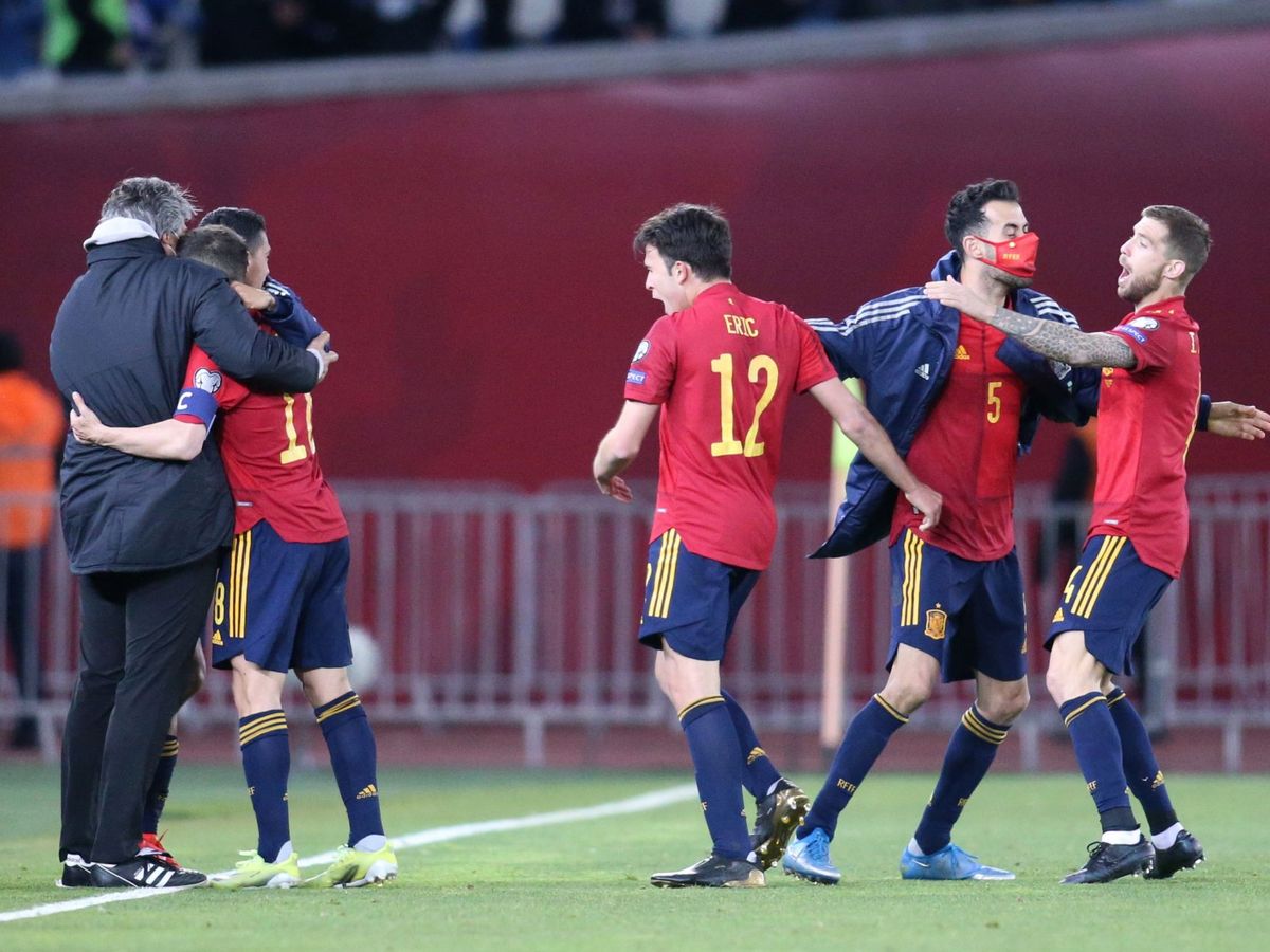 Foto: Los jugadores españoles celebran el gol de Dani Olmo en el minuto 93. (Reuters)