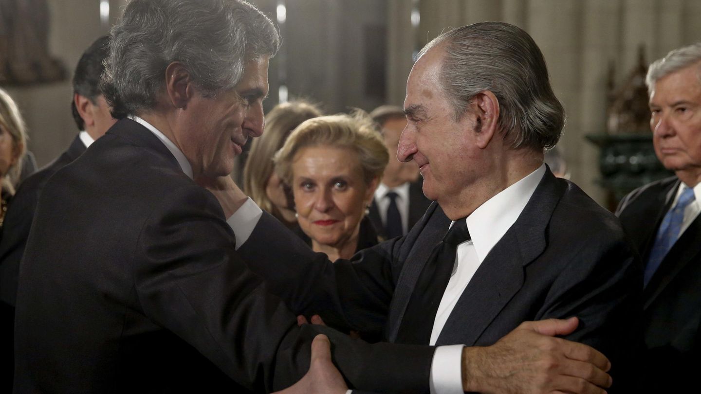 Adolfo Suárez Illana saluda a Landelino Lavilla, durante el funeral de Estado por Adolfo Suárez. (EFE)
