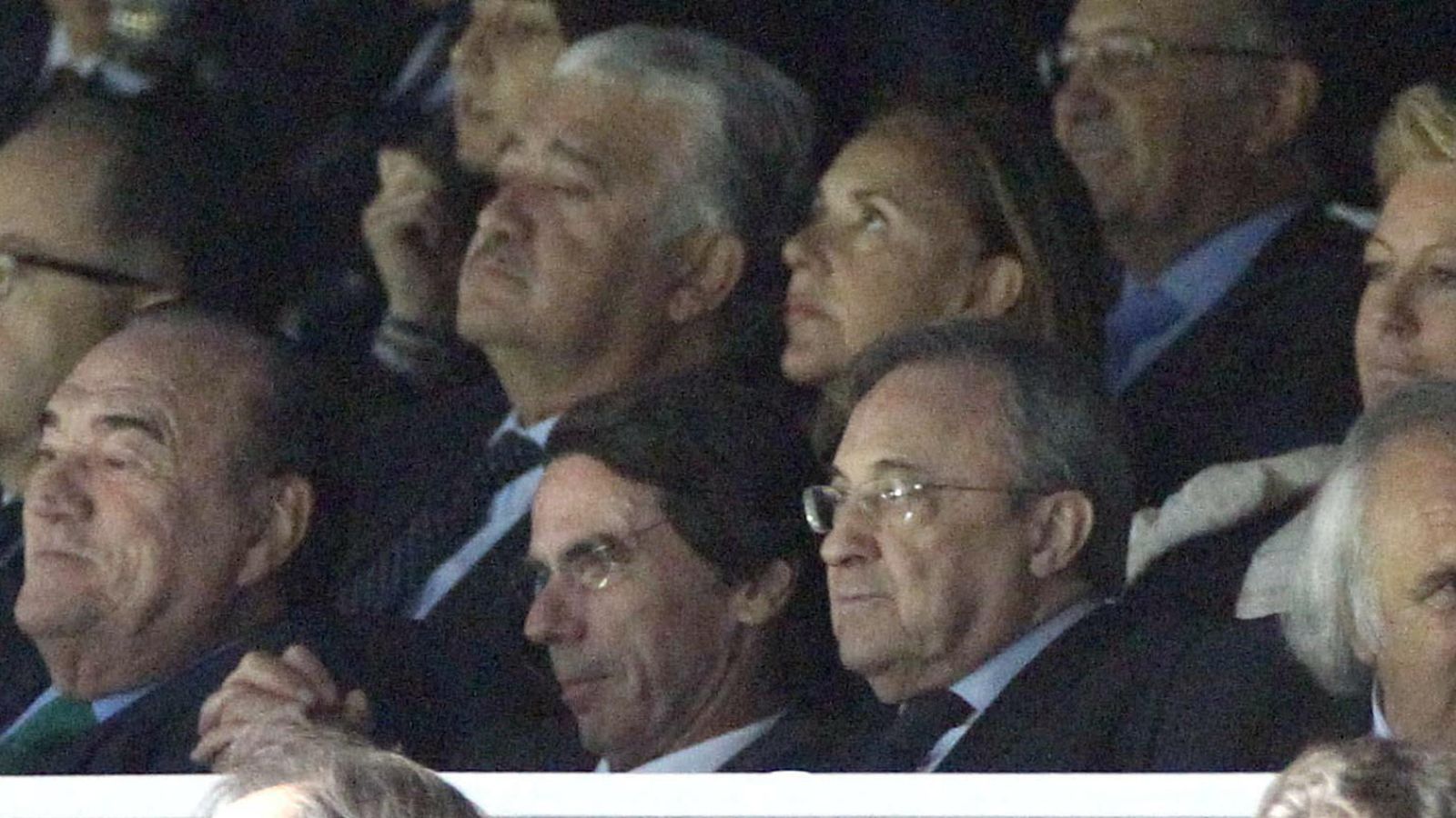 Foto: Florentino Pérez junto a José María Aznar en el palco del Santiago Bernabéu (EFE)