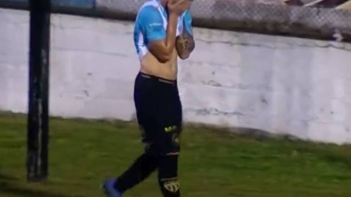 Un jugador es expulsado por orinar en medio de un partido en Argentina