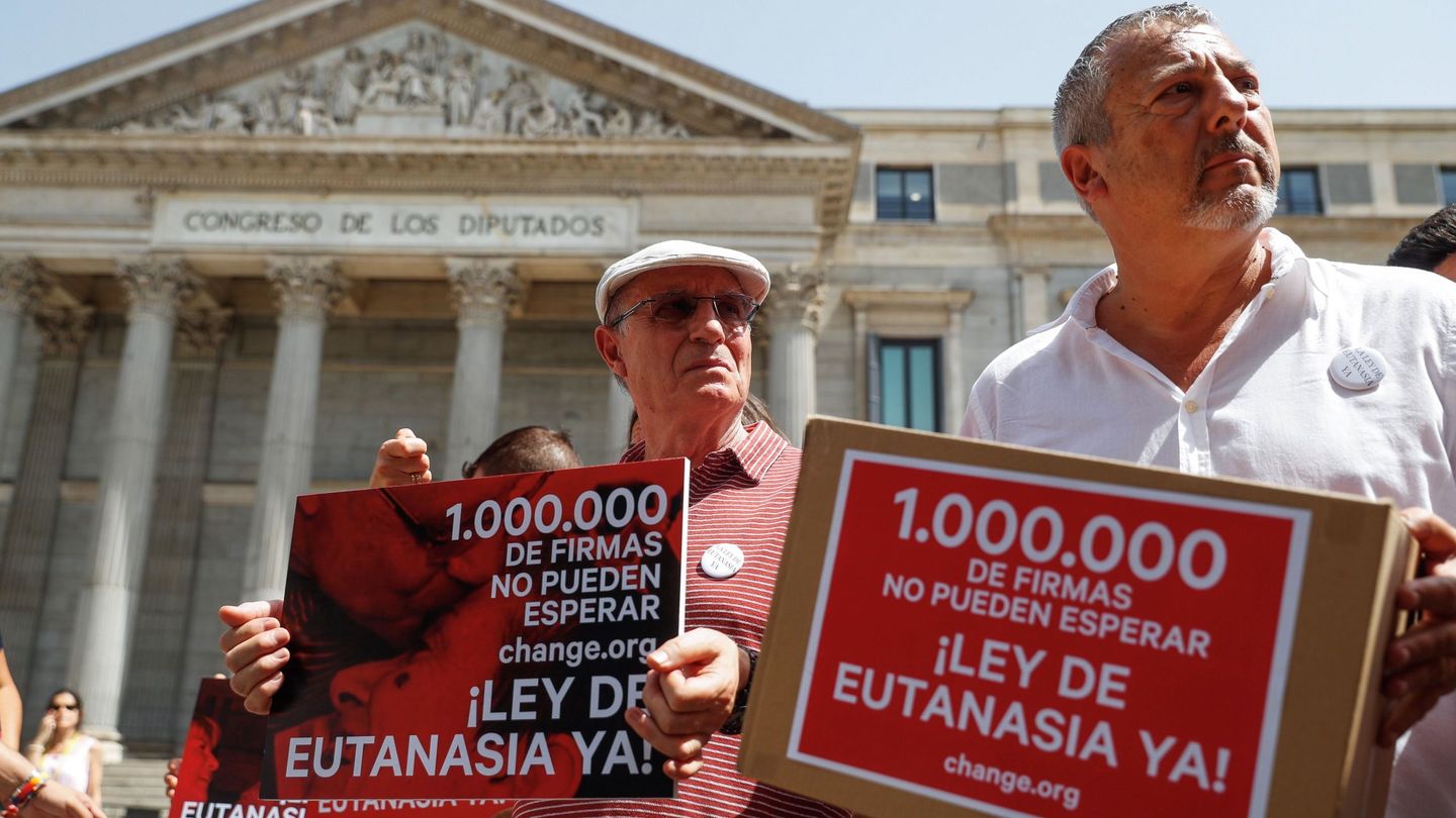 'Change.org' entrega en el Congreso más de un millón de firmas para solicitar que se despenalice la eutanasia en España. (EFE)