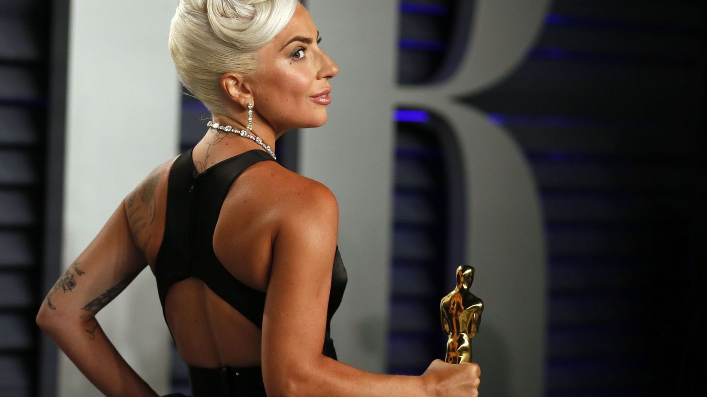 Lady Gaga, ya con su premio, en la fiesta posterior a los Oscar. (Reuters)