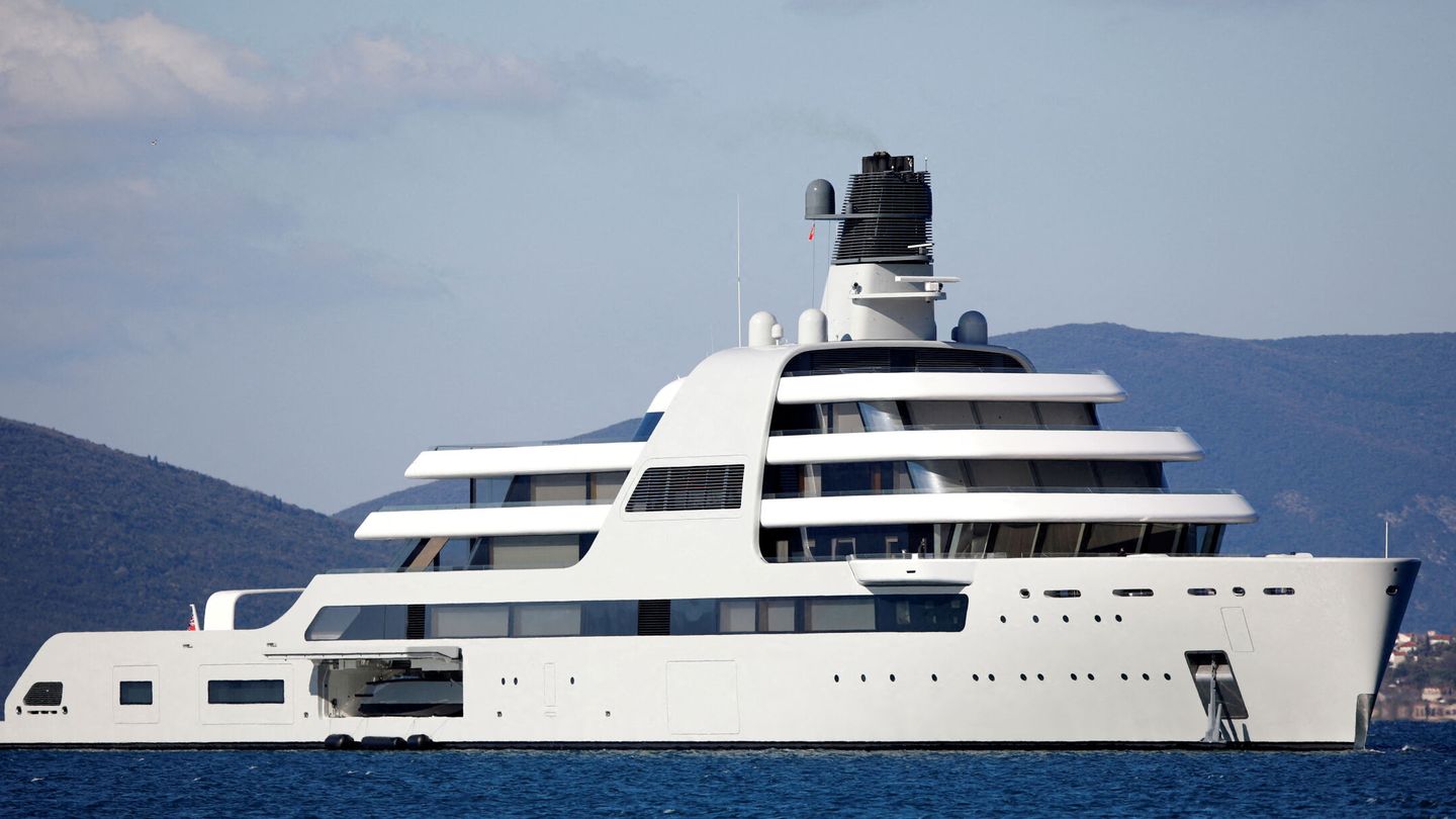 My Solaris, otro de los barcos de Roman Abramovich, en Montenegro. (Reuters/Stevo Vasiljevic) 