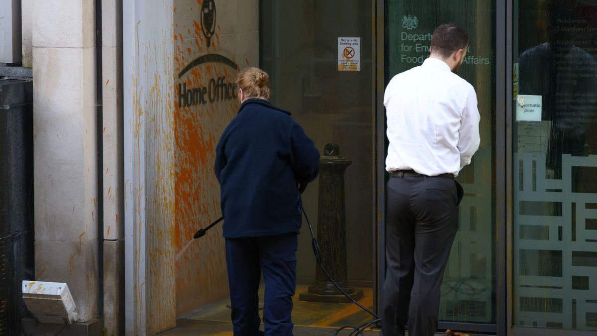 Al menos seis detenidos tras rociar pintura sobre edificios oficiales del centro de Londres