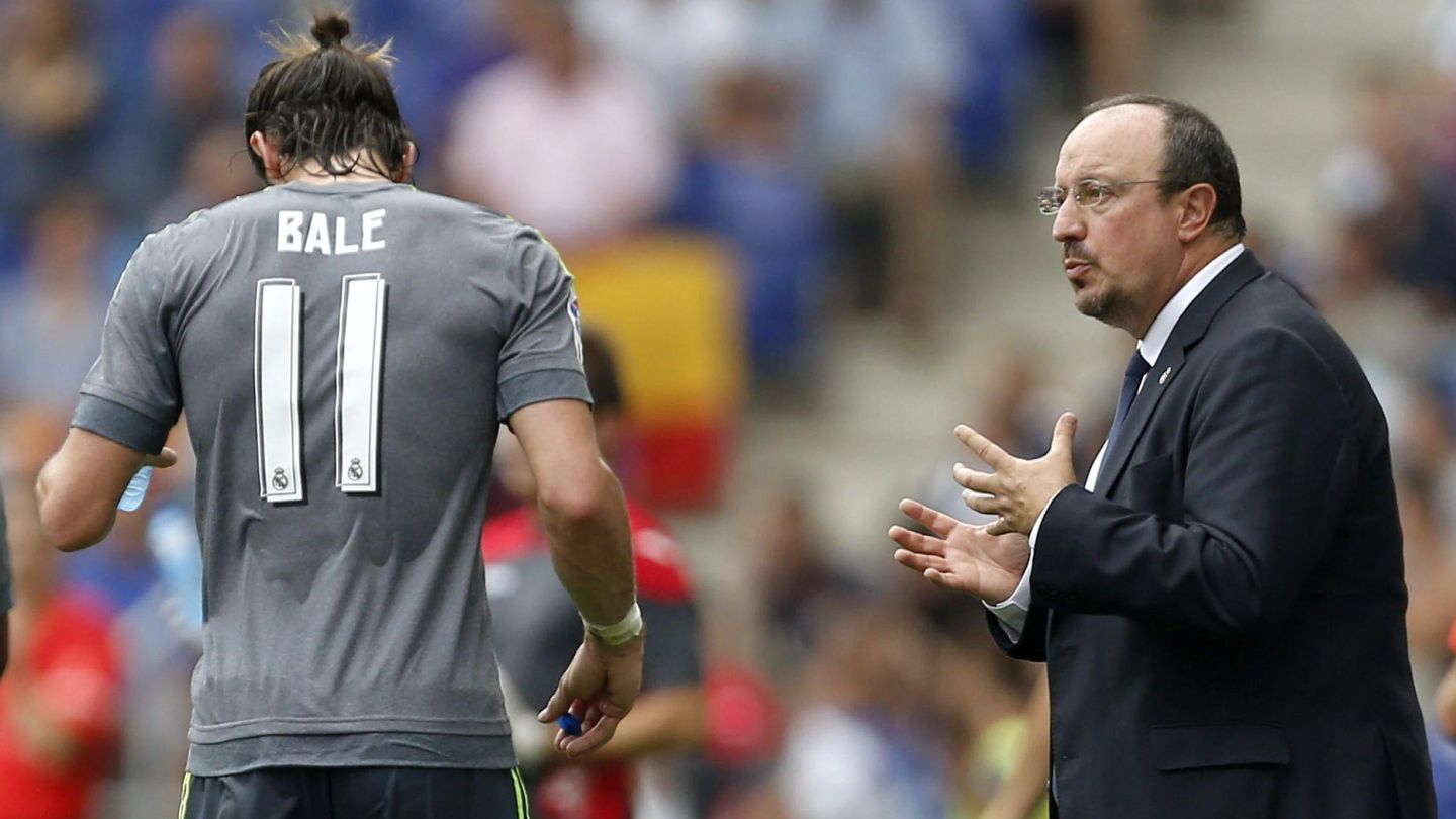 Rafa Benítez habla con Gareth Bale durante el partido del Real Madrid en Cornellà