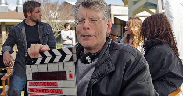 Foto: Stephen King en el set de 'La cúpula'. (CBS)