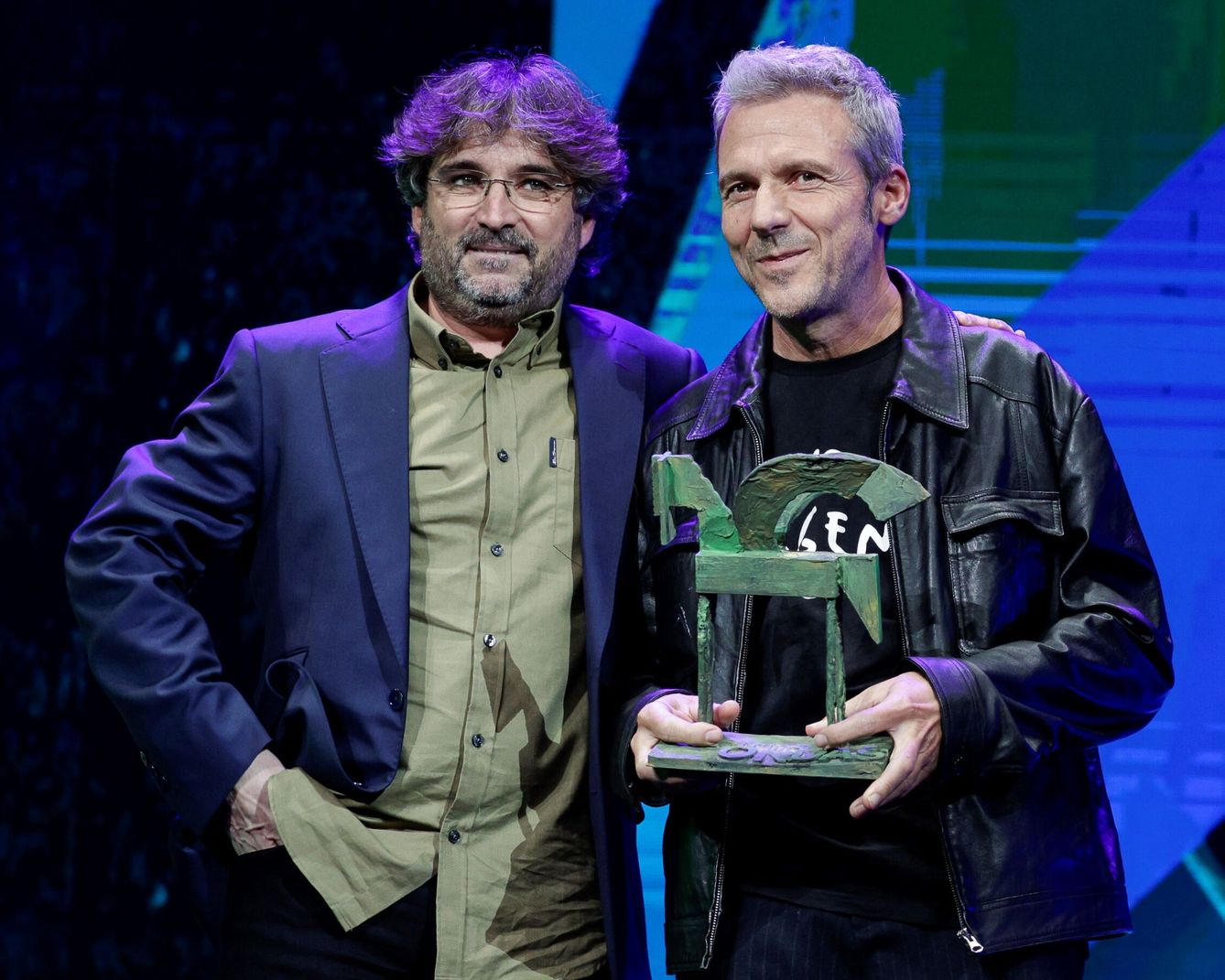 Jordi Évole y Marc Donés, con el premio Ondas por 'Eso que tú me das'. (EFE)